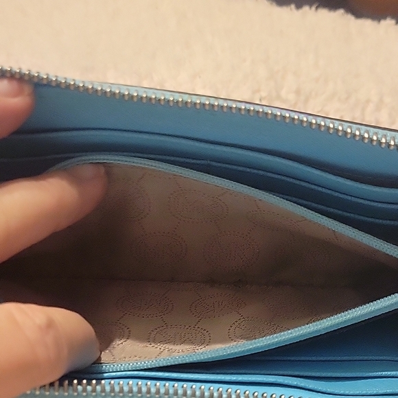 Michael Kors Blue Wallet with Zip Closure and Saffiano Leather - Picture 10 of 11